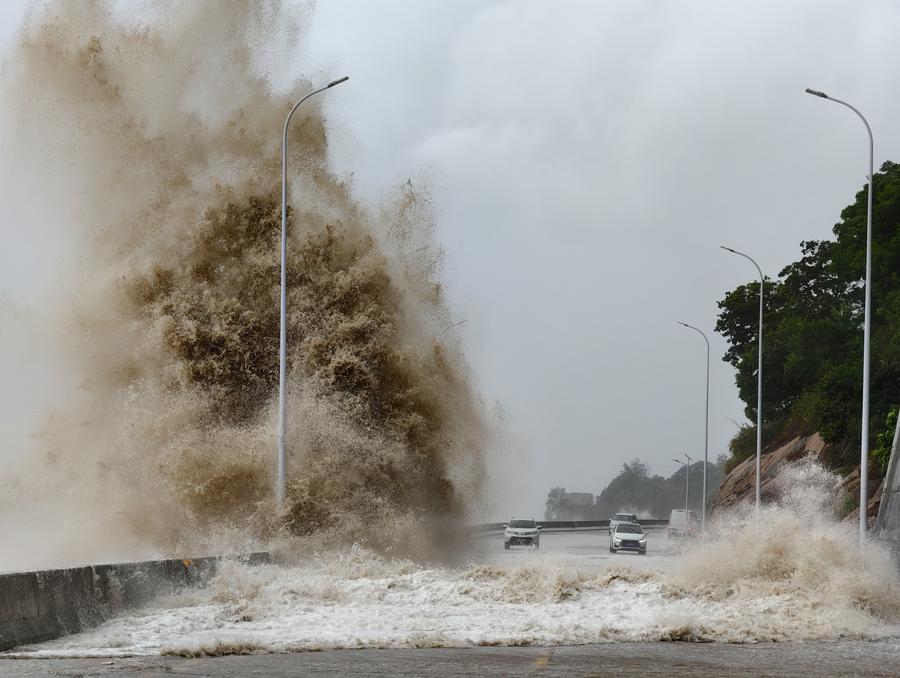 Enormes olas azotan la orilla, en el poblado de Sansha del distrito de Xiapu, en la provincia de Fujian, en el sureste de China, el 25 de julio de 2024. (Xinhua/Jiang Kehong) 