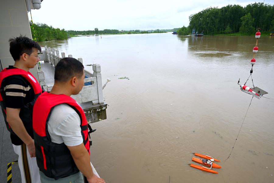 Empleados monitorean el agua de inundación en una estación hidrológica, en el distrito de Funan de Fuyang, en la provincia de Anhui, en el este de China, el 14 de julio de 2024. (Xinhua/Huang Bohan) 