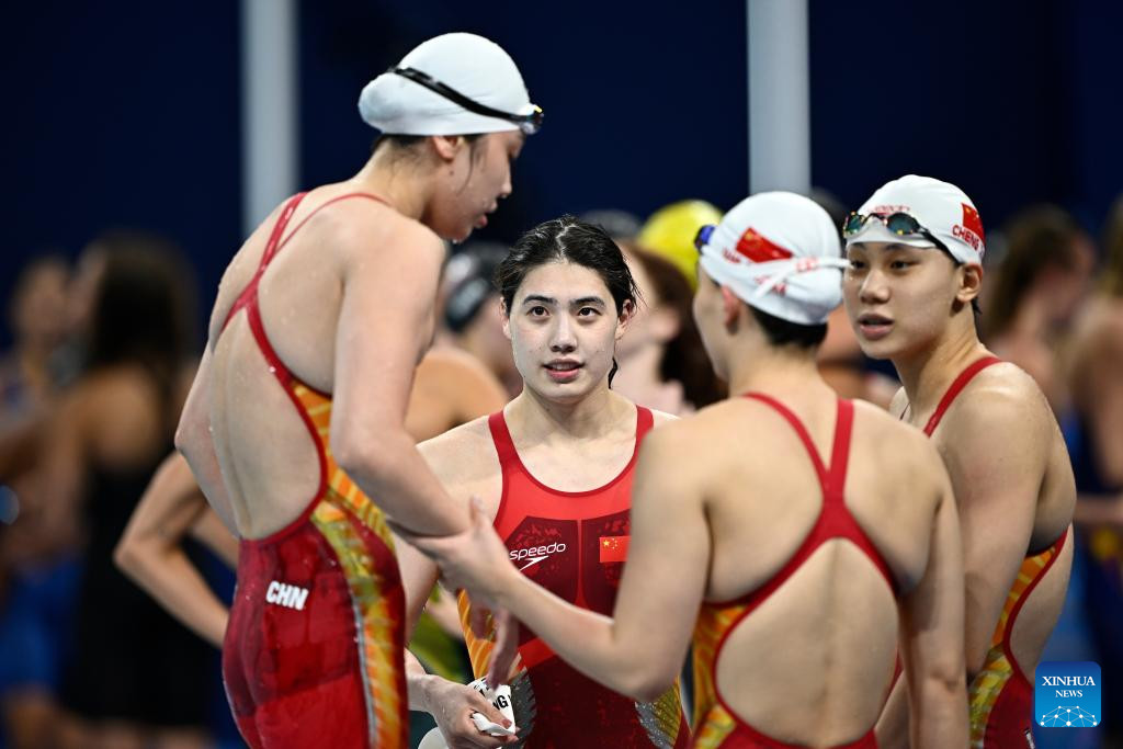 Equipo de China durante la final de relevos 4x100m estilo libre femenino de natación en los Juegos Olímpicos de París 2024