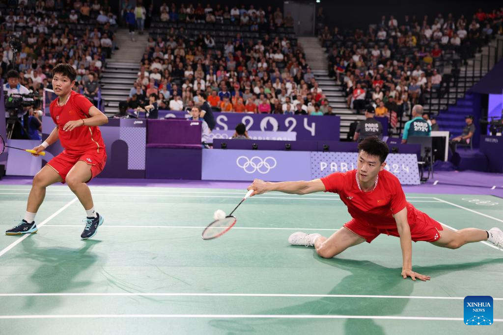  PARIS, 27 julio, 2024 (Xinhua) -- Feng Yanzhe (d)/Huang Dongping de China compiten durante el partido de dobles mixtos de la fase de grupos de bádminton ante Vinson Chiu/Jennie Gai de Estados Unidos en los Juegos Olímpicos de París 2024, en París, Francia, el 27 de julio de 2024. (Xinhua/Chen Bin)