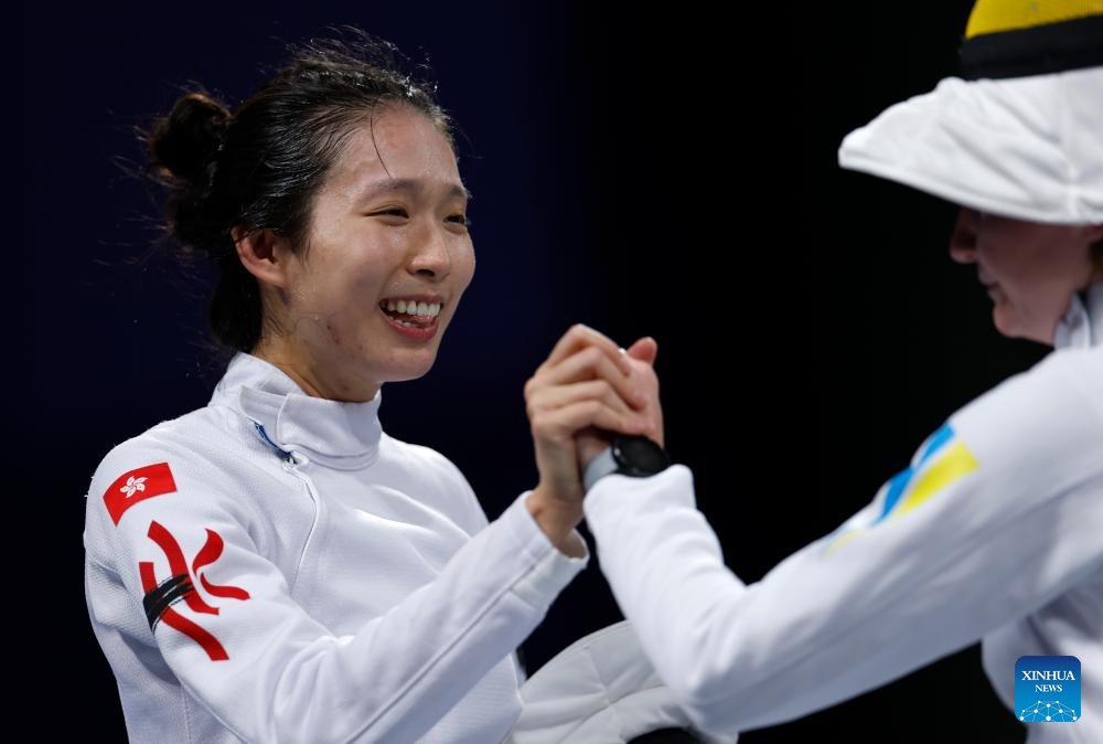  PARIS, 27 julio, 2024 (Xinhua) -- Vivian Kong Man Wai (i) de Hong Kong de China y Olena Kryvytska de Ucrania se saludan al término de la ronda de 8 de espada individual femenina en los Juegos Olímpicos de París 2024, en París, Francia, el 27 de julio de 2024. (Xinhua/Fei Maohua)