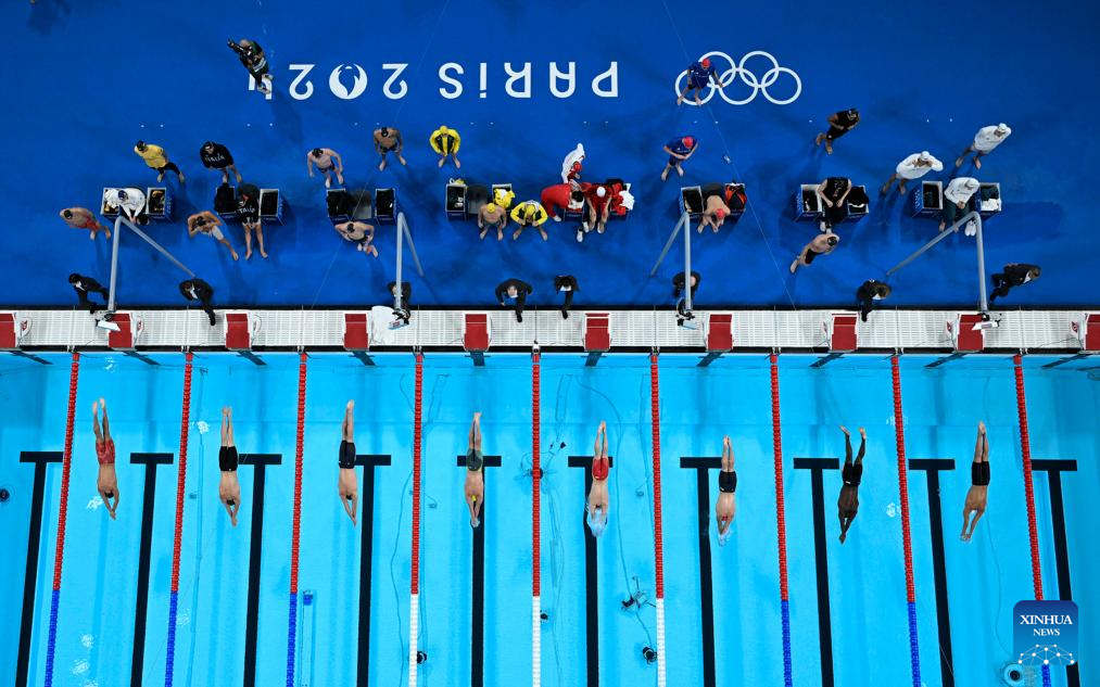 PARIS, 27 julio, 2024 (Xinhua) -- Pan Zhanle (4-d) del equipo de China compite durante la final de relevos 4x100m estilo libre masculino de natación en los Juegos Olímpicos de París 2024, en París, Francia, el 27 de julio de 2024. (Xinhua/Xia Yifang)