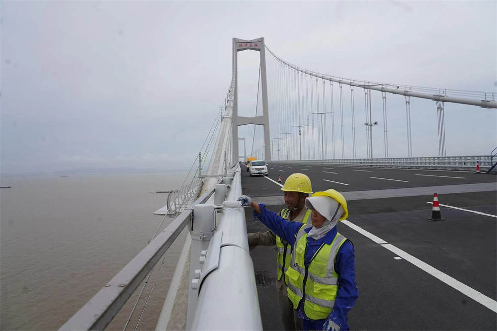 El 16 de junio de 2024, los trabajadores revisan detalles en el enlace Shenzhen-Zhongshan para la próxima puesta en servicio. (Foto: VCG)