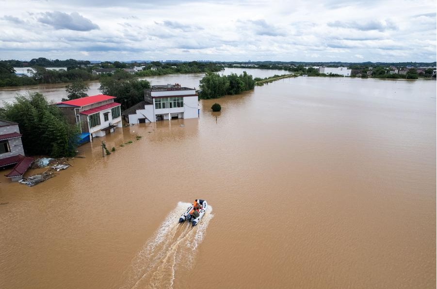 La foto aérea, tomada con un dron el 29 de julio de 2024, muestra las labores de rescate en zonas afectadas por inundaciones, cerca del lugar donde ocurrió la ruptura de un dique en la ciudad de Yisuhe, distrito de Xiangtan, en la provincia central china de Hunan. (Xinhua/Chen Sihan)