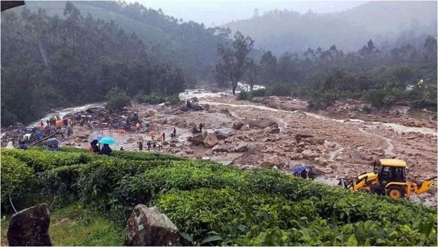 Imagen proporcionada por la Fuerza Nacional de Respuesta a Desastres (NDRF) de la India de rescatistas trabajando en el sitio de un deslizamiento de tierra en el estado meridional indio de Kerala, el 30 de julio de 2024. (Xinhua/NDRF)