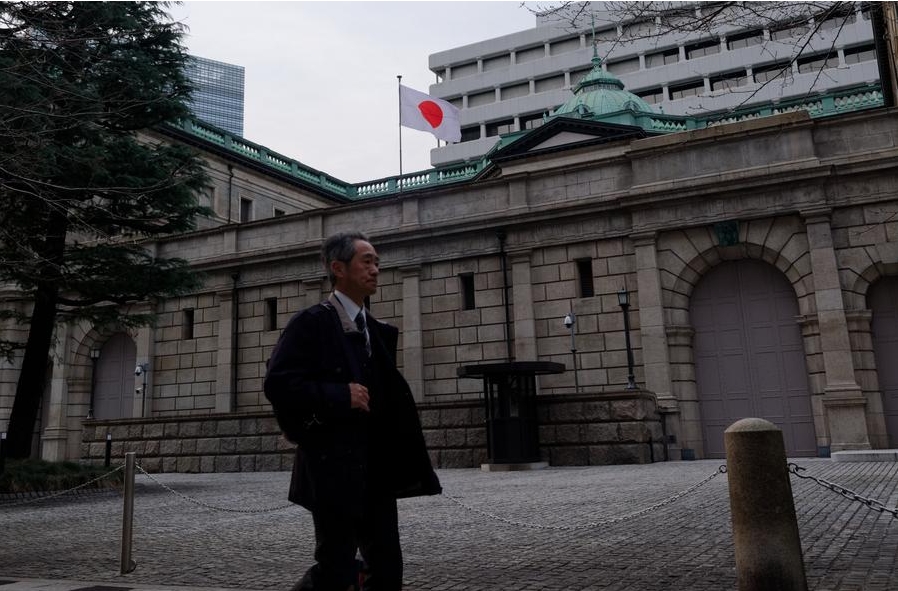 Un hombre camina frente al Banco de Japón, en Tokio, capital de Japón, el 19 de marzo de 2024. (Xinhua/Zhang Xiaoyu) 