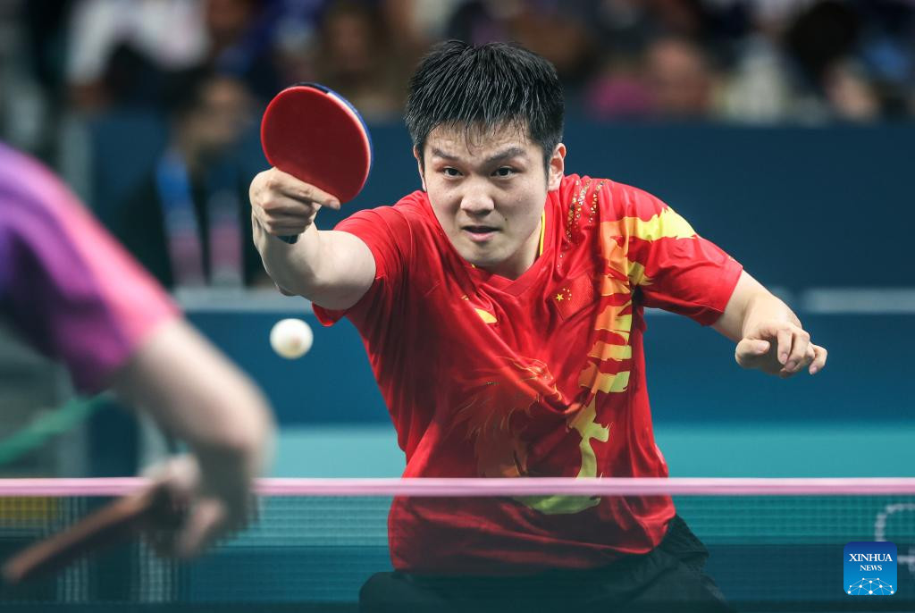  PARIS, 31 julio, 2024 (Xinhua) -- Fan Zhendong de China compite durante el partido individual masculino de 16avos. de final de tenis de mesa entre Fan Zhendong de China y Wong Chun Ting de Hong Kong de China en los Juegos Olímpicos de París 2024, en París, Francia, el 31 de julio de 2024. (Xinhua/Zhu Zheng)