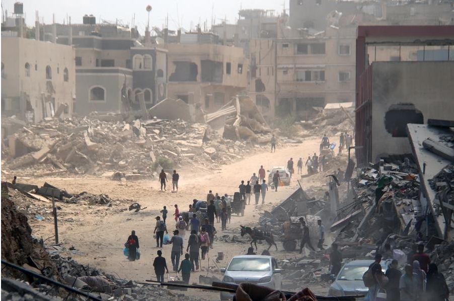 Imagen del 30 de julio de 2024 de palestinos regresando a la ciudad de Khan Younis, luego de que el Ejército israelí se retiró de la parte oriental de la ciudad, en el sur de la Franja de Gaza. (Xinhua/Rizek Abdeljawad)