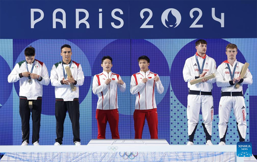 Chinos Wang y Long ganan oro en salto sincronizado de trampolín 3m masculino en Juegos Olímpicos de París