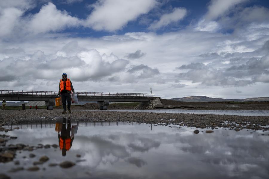 Un científico recolecta muestras de agua en el área de Sanjiangyuan, en la provincia noroccidental china de Qinghai, el 22 de julio de 2024. (Xinhua/Wu Zhizun)