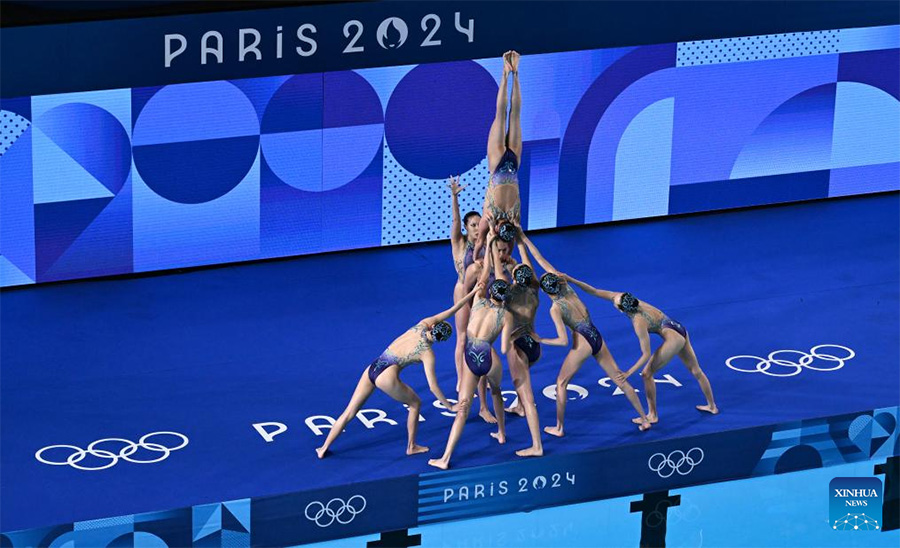 París 2024: Equipo de China compite durante la rutina libre por equipos de natación artística