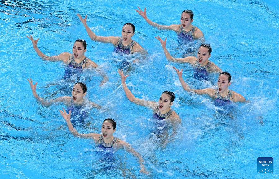 París 2024: Equipo de China compite durante la rutina libre por equipos de natación artística