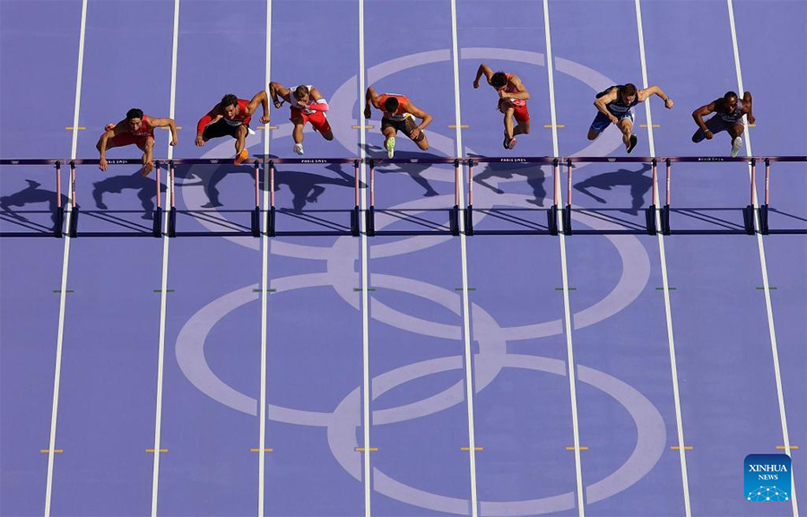 París 2024: Liu Junxi compite durante la serie de repesca de 110m vallas masculino de atletismo