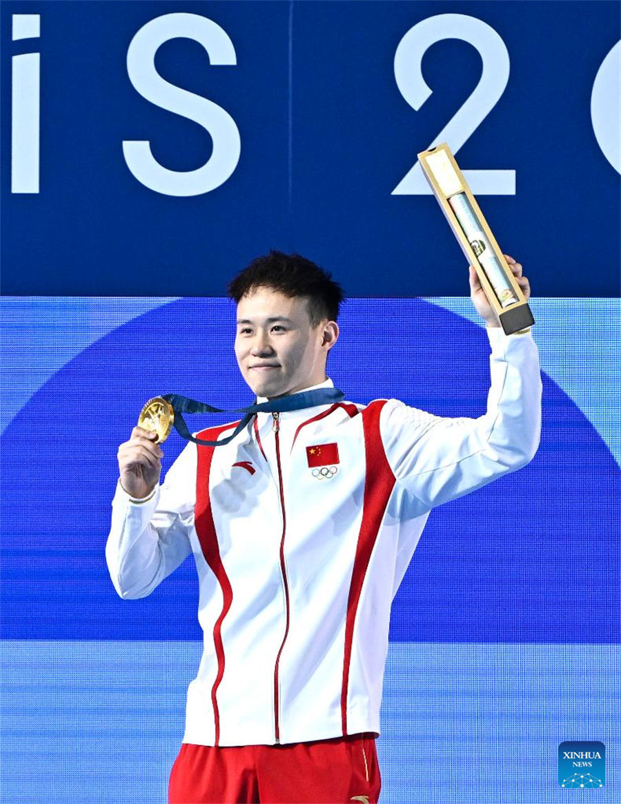 Xie Siyi de China defiende título de trampolín de 3 metros masculino en Juegos Olímpicos de París