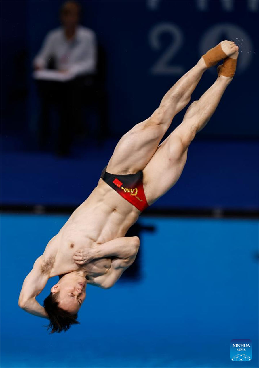 Xie Siyi de China defiende título de trampolín de 3 metros masculino en Juegos Olímpicos de París