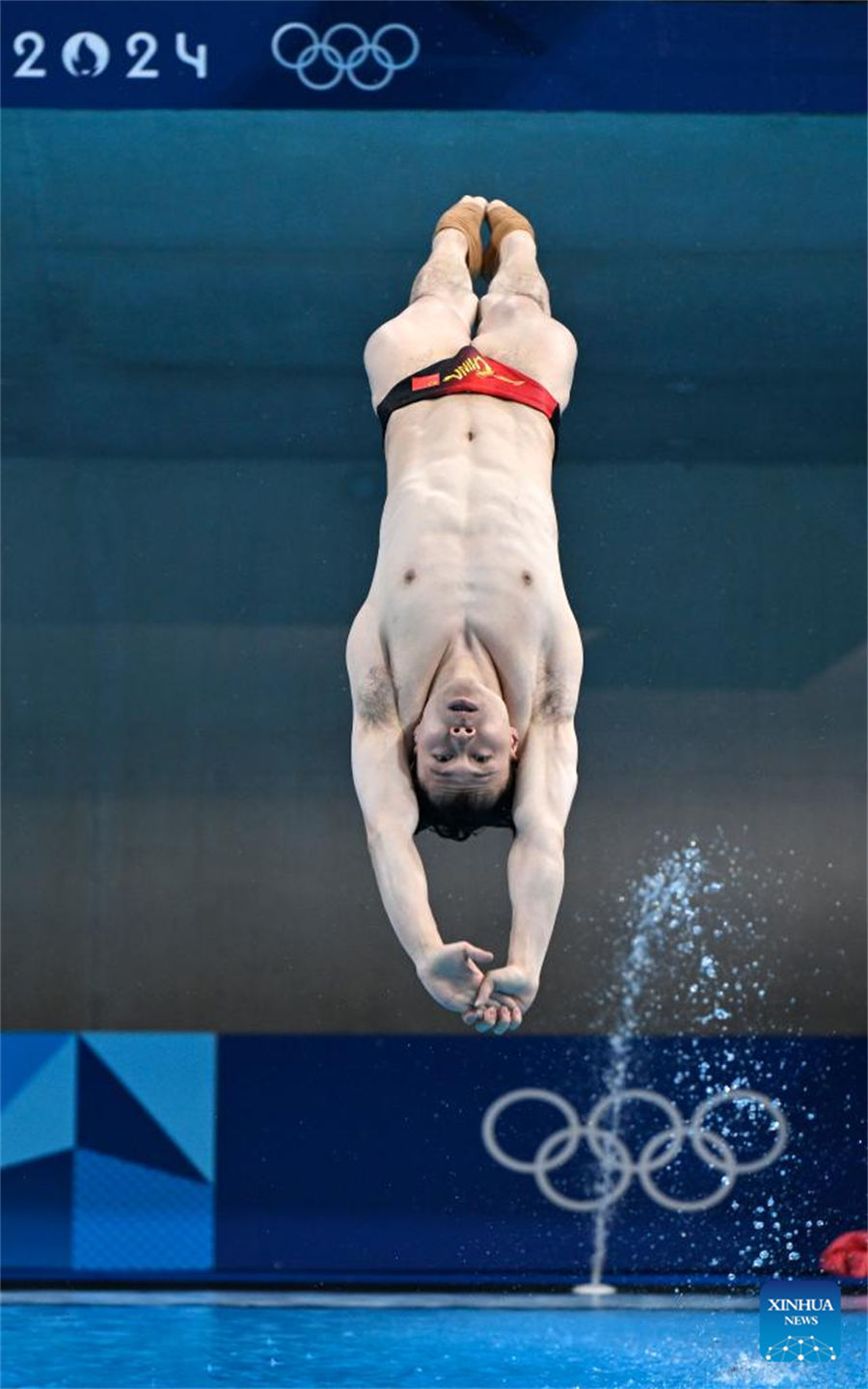 Xie Siyi de China defiende título de trampolín de 3 metros masculino en Juegos Olímpicos de París