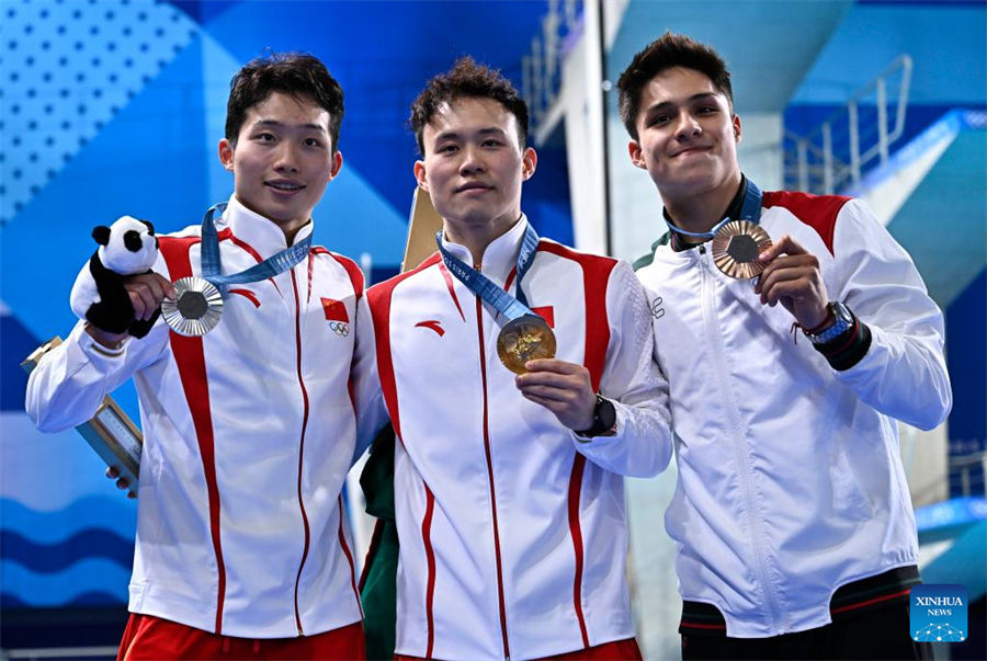 Xie Siyi de China defiende título de trampolín de 3 metros masculino en Juegos Olímpicos de París