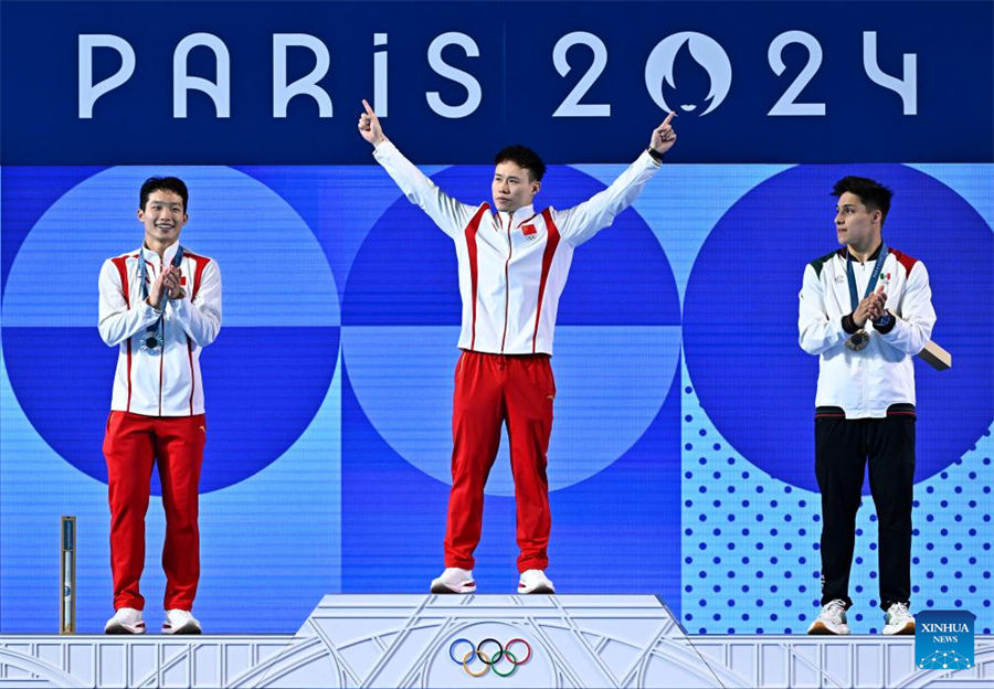 Xie Siyi de China defiende título de trampolín de 3 metros masculino en Juegos Olímpicos de París