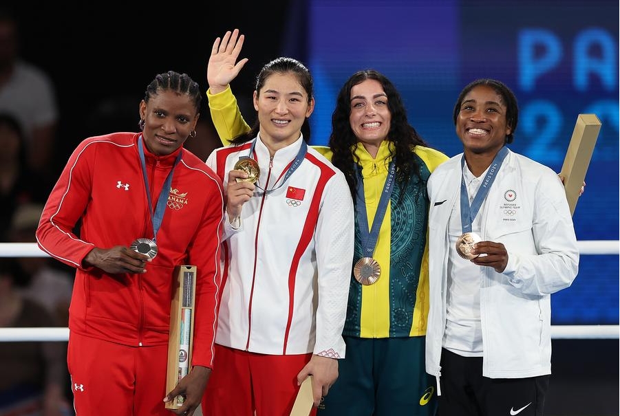 (De izq. a der.) La medallista de plata Atheyna Bylon de Panamá, la medallista de oro Li Qian de China y las medallistas de bronce Caitlin Parker de Australia y Cindy Ngamba del Equipo Olímpico de Refugiados posan durante la ceremonia de victoria de los 75kg femenino de boxeo en los Juegos Olímpicos de París 2024, en París, capital de Francia, el 10 de agosto de 2024.