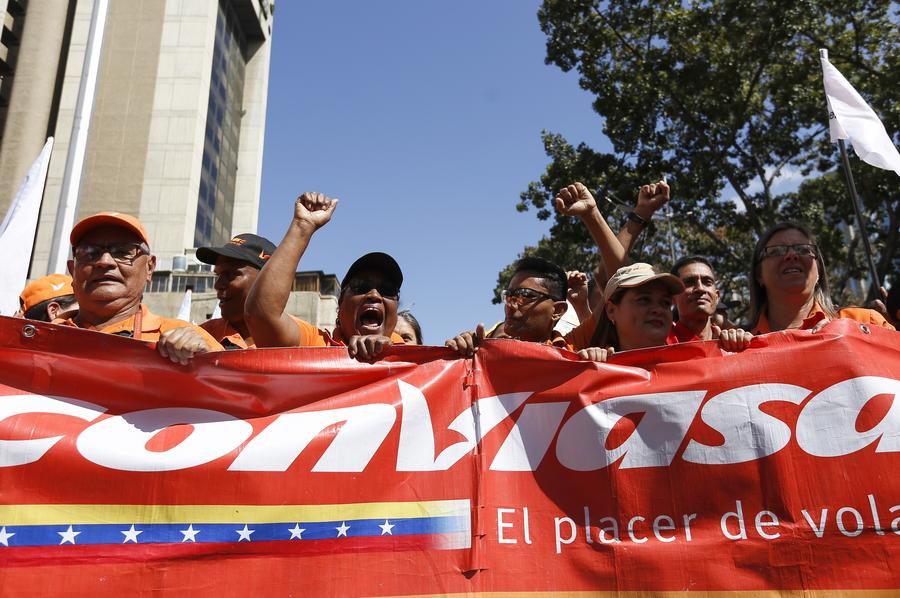 Personas gritan consignas durante una manifestación a favor de la aerolínea estatal Conviasa, en Caracas, capital de Venezuela, el 10 de febrero de 2020. (Xinhua/Str)