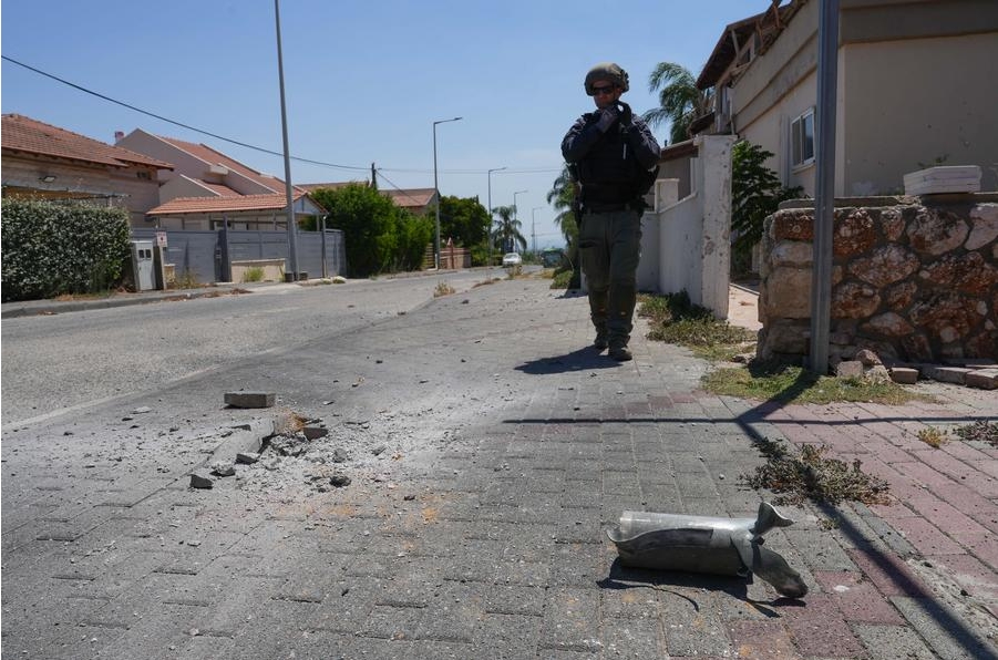 Un miembro de las fuerzas de seguridad israelíes trabajan en la escena de un ataque con cohetes desde Líbano, en Kiryat Shmona, en el norte de Israel, el 9 de agosto de 2024. (Xinhua/Ayal Margolin/JINI) 