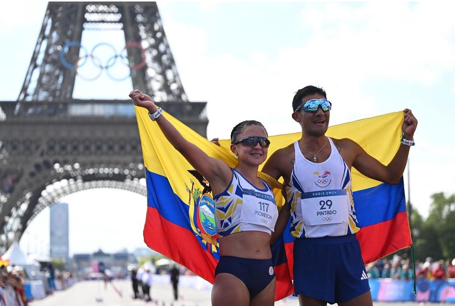 Glenda Morejón (i) y Brian Daniel Pintado de Ecuador celebran al término del maratón de marcha por relevos mixtos de atletismo en los Juegos Olímpicos de París 2024, en París, capital de Francia, el 7 de agosto de 2024. (Xinhua/Song Yanhua) 