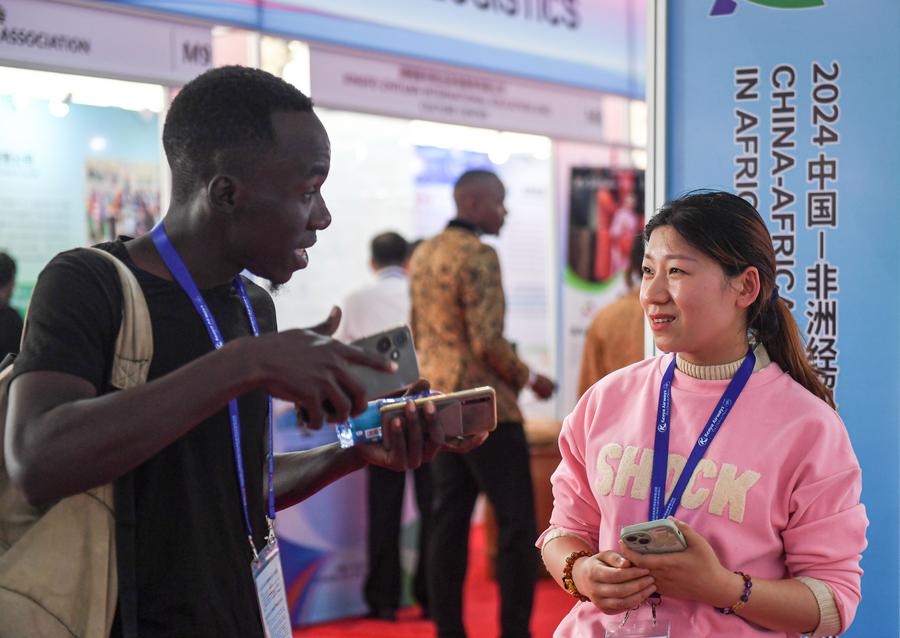 Una expositora presenta sus productos a un visitante durante la "Exposición Económica y Comercial China-África en África (Kenia) 2024", en Nairobi, la capital keniana, el 9 de mayo de 2024. (Xinhua/Li Yahui)