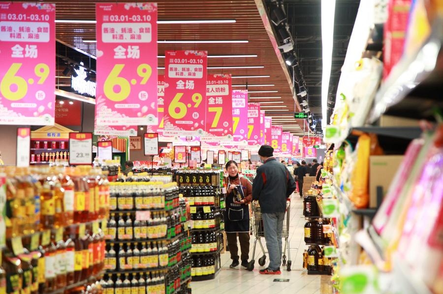 Un cliente compra en un supermercado de Nanjing, capital de la provincia de Jiangsu, en el este de China, el 9 de marzo de 2024. (Xinhua/Liu Jianhua)