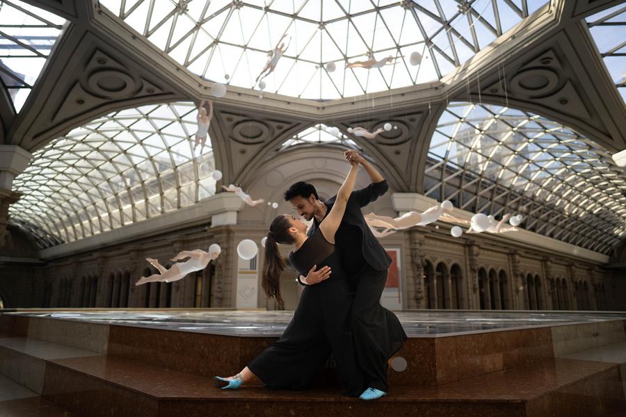 Imagen del 9 de noviembre de 2023 de bailarines de la Compañía de Tango de la Universidad Nacional de las Artes bailando tango durante una intervención performática en uno de las salas del Centro Cultural Borges, en Buenos Aires, capital de Argentina. (Xinhua/Martín Zabala) 