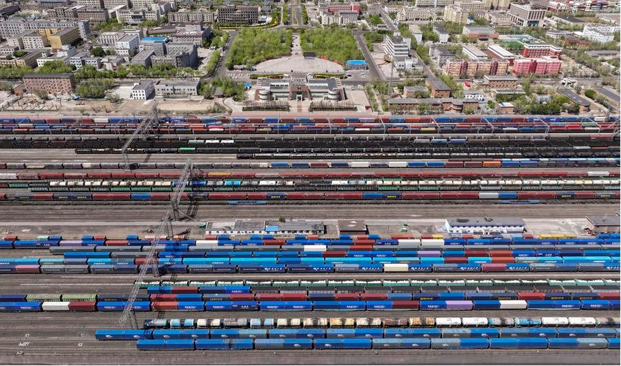 Imagen tomada con un dron mostrando trenes de carga esperando para partir en el Paso de Alataw, región autónoma uygur de Xinjiang, en el noroeste de China, el 25 de mayo de 2024. (Xinhua/Yu Hui)