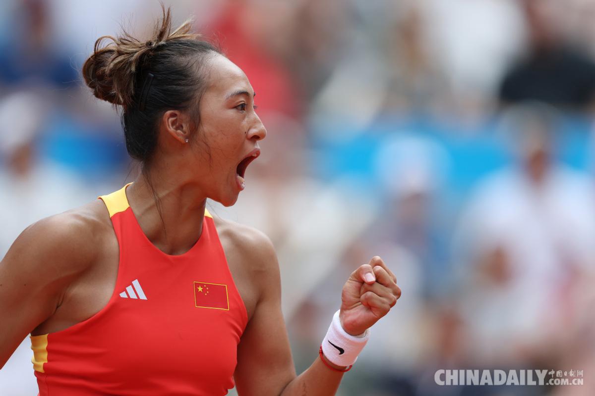 Zheng Qinwen celebra anotar un punto crucial contra la croata Donna Vekic durante su partido por la medalla de oro de tenis individual femenino en Roland Garros, París, Francia, 3 de agosto del 2024. (Wei Xiaohao/ China Daily)