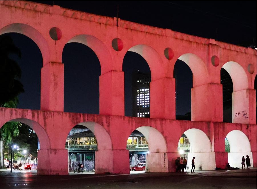 Los Arcos de Lapa se iluminan de rojo para celebrar el 50 aniversario del establecimiento de relaciones diplomáticas entre China y Brasil en Río de Janeiro, Brasil, el 15 de agosto de 2024. (Xinhua/Claudia Martini)