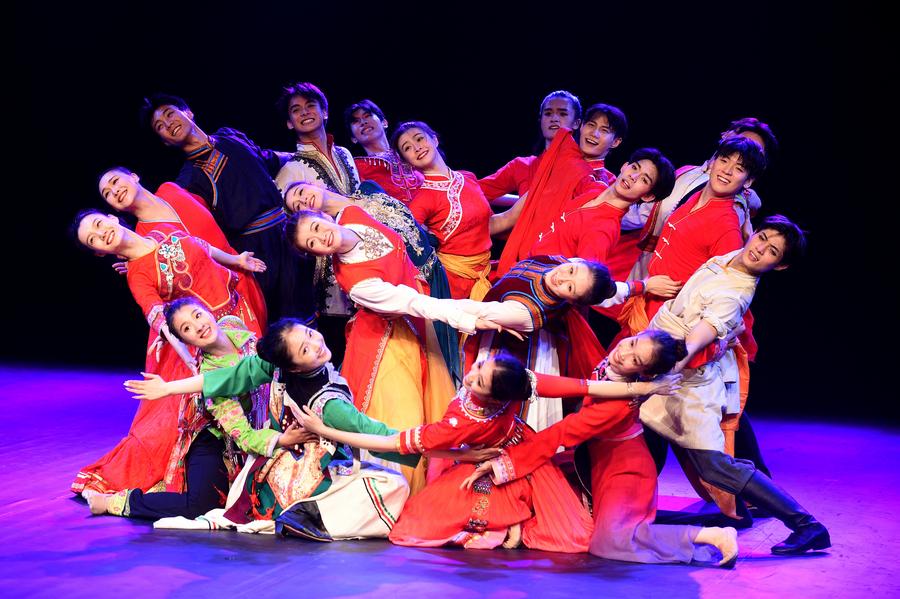 Imagen del 14 de agosto de 2024 de bailarines de la Academia de Danza de Beijing presentándose en el espectáculo "Danzas Etnicas de China", como parte de la Temporada Cultural China en Brasil con motivo del 50º aniversario de las relaciones diplomáticas entre China y Brasil, en Brasilia, capital de Brasil. (Xinhua/Lucio Tavora) 