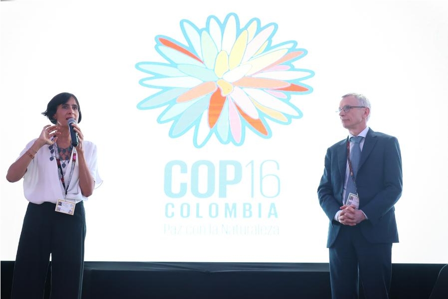 La ministra de Medio Ambiente colombiana, Susana Mohamed (izquierda), se dirigió a los delegados durante el lanzamiento del logotipo COP16 en la reunión celebrada en Nairobi, capital de Kenia, el 28 de febrero de 2024.  (Xinhua/John Okoyo)