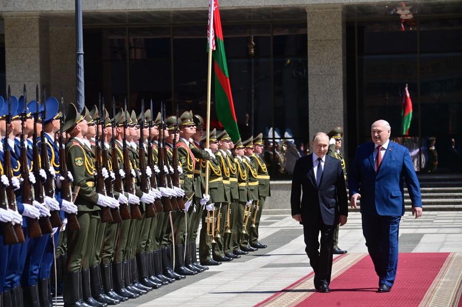 El presidente bielorruso, Alexander Lukashenko (d) y el presidente ruso, Vladimir Putin (2-d), pasan revista a la guardia de honor en Minsk, Bielorrusia, el 24 de mayo de 2024. (Xinhua/Página web oficial del presidente de la República de Bielorrusia) 