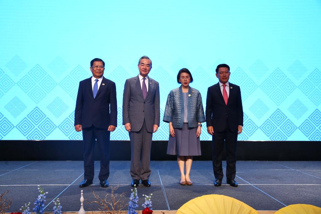 La Discusión Informal Entre los Ministros de Relaciones Exteriores de China, Laos, Myanmar y Tailandia se lleva a cabo en Chiang Mai, Tailandia, el 16 de agosto de 2024. El ministro de Relaciones Exteriores chino, Wang Yi, también miembro del Buró Político del Comité Central del Partido Comunista de China, el vice primer ministro y ministro de Relaciones Exteriores de Laos, Saleumxay Kommasith, el vice primer ministro y ministro de la Unión para Asuntos Exteriores de Myanmar, U Than Swe, y la secretaria permanente de Asuntos Exteriores de Tailandia, Eksiri Pintaruchi, asistieron a la discusión informal. (Xinhua/Sun Weitong)