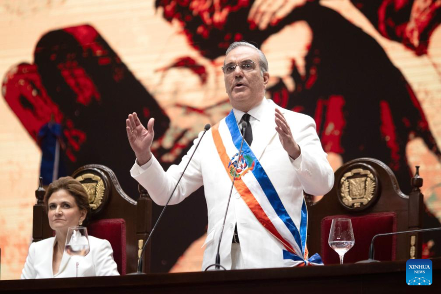 El presidente de la República Dominicana, Luis Abinader (d), pronuncia un discurso durante la ceremonia de toma de posesión de su segundo mandato llevada a cabo en el Teatro Nacional, en Santo Domingo, República Dominicana, el 16 de agosto de 2024. Luis Abinader asumió el viernes el cargo de presidente de la República Dominicana para un segundo periodo consecutivo de Gobierno de cuatro años, con la promesa de aportar a la transformación del país caribeño de unos 11 millones de habitantes y atender desafíos como combatir la corrupción y disminuir la pobreza. (Xinhua/Li Muzi)