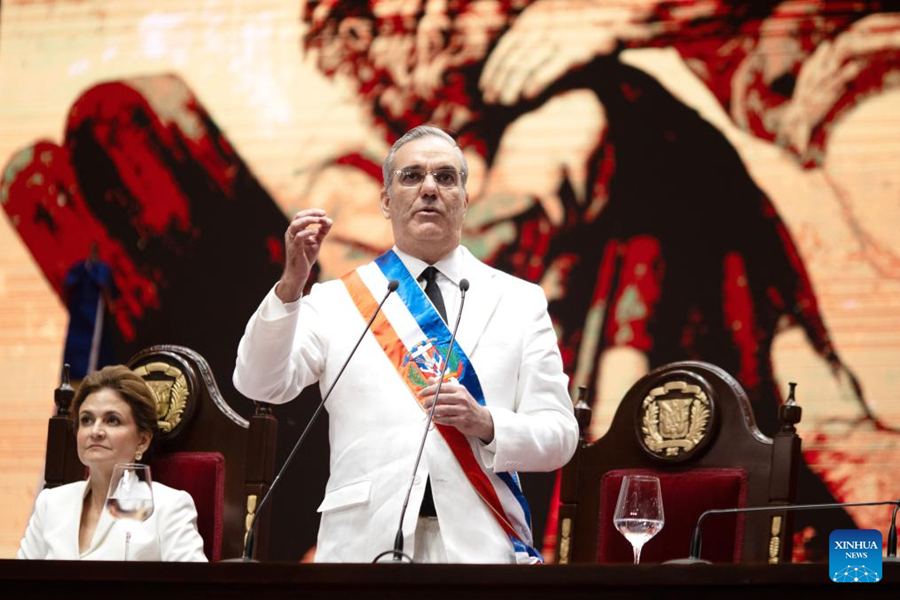 El presidente de la República Dominicana, Luis Abinader, pronuncia un discurso durante la ceremonia de toma de posesión de su segundo mandato llevada a cabo en el Teatro Nacional, en Santo Domingo, República Dominicana, el 16 de agosto de 2024. Luis Abinader asumió el viernes el cargo de presidente de la República Dominicana para un segundo periodo consecutivo de Gobierno de cuatro años, con la promesa de aportar a la transformación del país caribeño de unos 11 millones de habitantes y atender desafíos como combatir la corrupción y disminuir la pobreza. (Xinhua/Li Muzi)