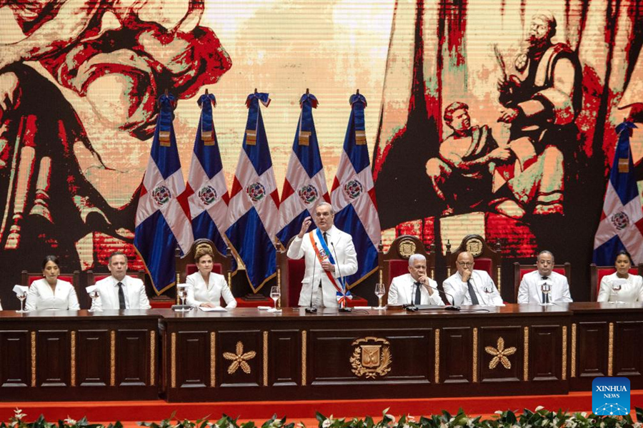 El presidente de la República Dominicana, Luis Abinader (4-i), pronuncia un discurso durante la ceremonia de toma de posesión de su segundo mandato llevada a cabo en el Teatro Nacional, en Santo Domingo, República Dominicana, el 16 de agosto de 2024. Luis Abinader asumió el viernes el cargo de presidente de la República Dominicana para un segundo periodo consecutivo de Gobierno de cuatro años, con la promesa de aportar a la transformación del país caribeño de unos 11 millones de habitantes y atender desafíos como combatir la corrupción y disminuir la pobreza. (Xinhua/Li Muzi)