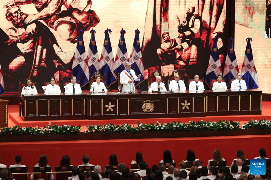 El presidente de la República Dominicana, Luis Abinader (5-i), pronuncia un discurso durante la ceremonia de toma de posesión de su segundo mandato llevada a cabo en el Teatro Nacional, en Santo Domingo, República Dominicana, el 16 de agosto de 2024. Luis Abinader asumió el viernes el cargo de presidente de la República Dominicana para un segundo periodo consecutivo de Gobierno de cuatro años, con la promesa de aportar a la transformación del país caribeño de unos 11 millones de habitantes y atender desafíos como combatir la corrupción y disminuir la pobreza. (Xinhua/Li Muzi)