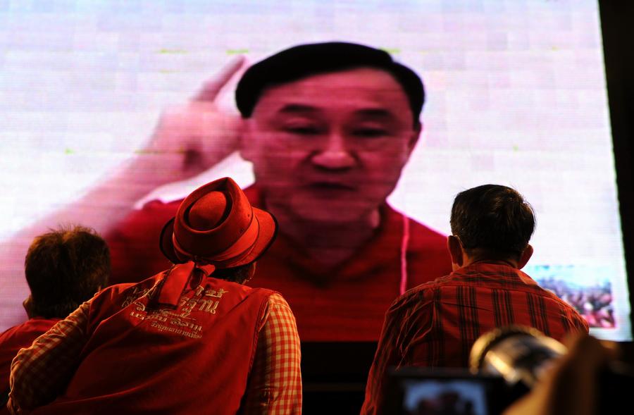 El ex primer ministro de Tailandia Thaksin Shinawatra conversa con sus partidarios en una pantalla vía "Skype", durante una reunión en el distrito central de negocios de Bangkok, Tailandia, el 19 de mayo de 2013. (Xinhua/Gao Jianjun) 