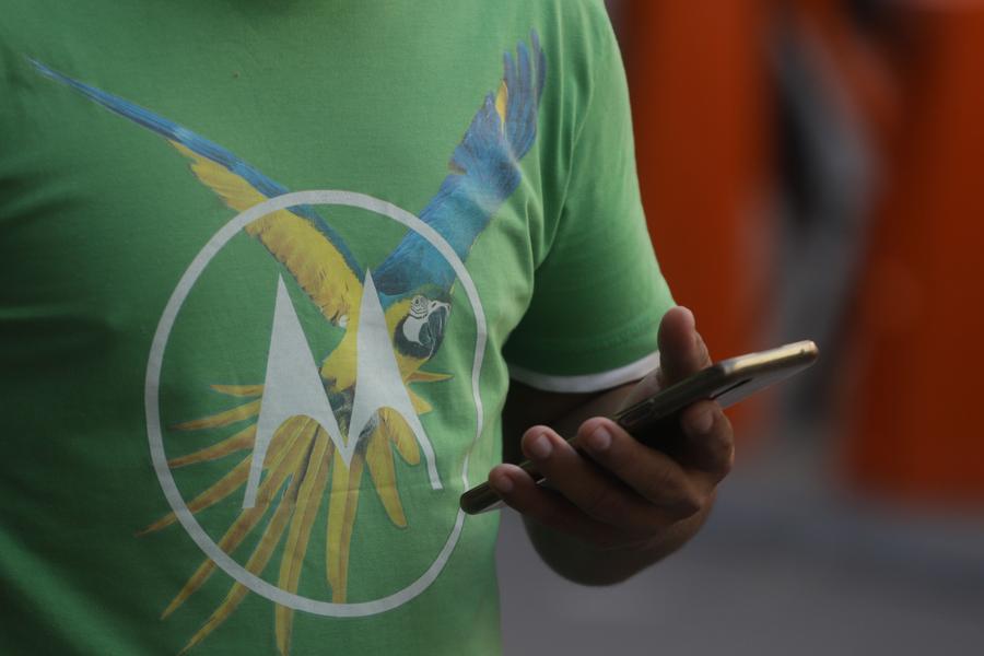 Imagen de archivo de un hombre sosteniendo un teléfono móvil, en Sao Paulo, Brasil. (Xinhua/Rahel Patrasso)