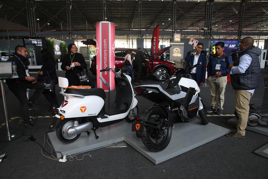 Imagen del 15 de agosto de 2024 de personas visitando el evento "Transporte Sostenible 2024" en el Centro de Exposiciones Jockey, en el sur de Lima, Perú. (Xinhua/Mariana Bazo)