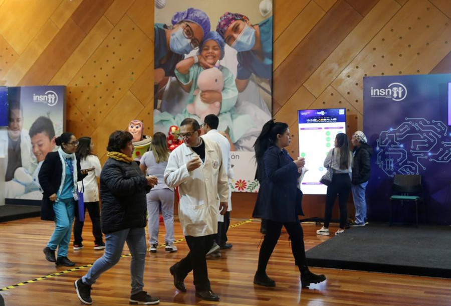 Imagen del 9 de agosto de 2024 de personas visitando la II Expo InnoLab Salud, en la sede del Instituto Nacional de Salud del Niño del distrito de San Borja, en Lima, Perú. (Xinhua/Mariana Bazo)