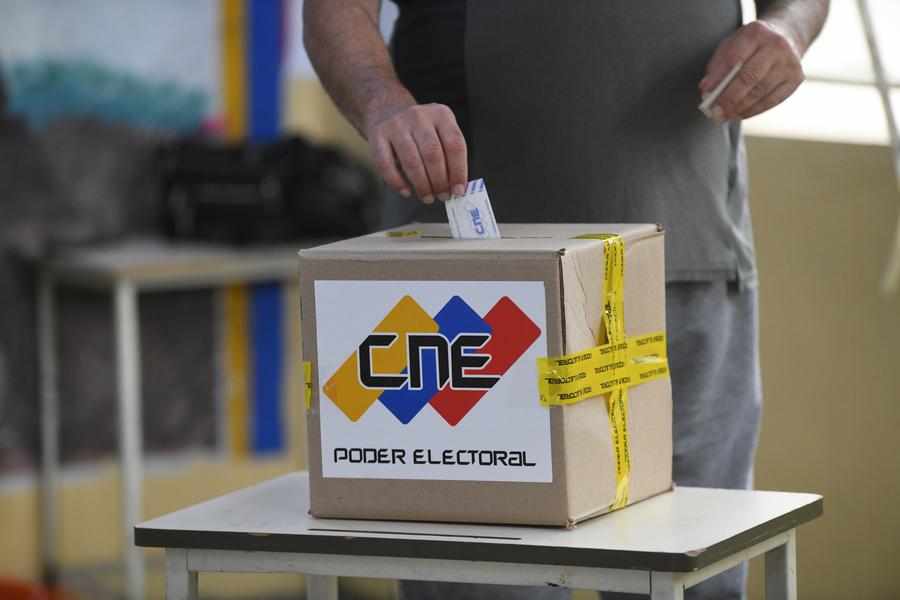 Una persona deposita su voto en una urna durante las elecciones presidenciales en Caracas, Venezuela, el 28 de julio de 2024. (Xinhua/Marcos Salgado)