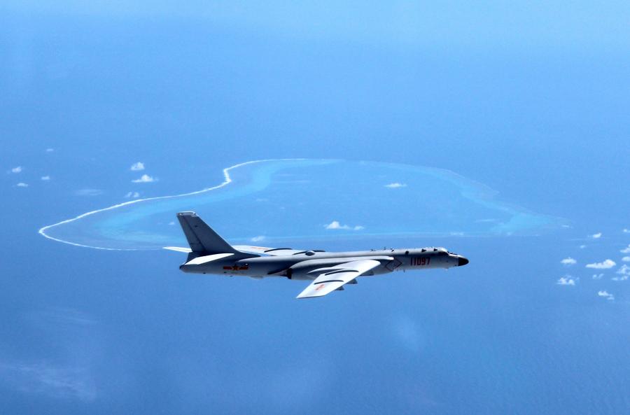 Imagen de archivo de un bombardero H-6K patrullando islas y arrecifes incluyendo la Isla Huangyan, en el Mar Meridional de China. (Xinhua/Liu Rui)