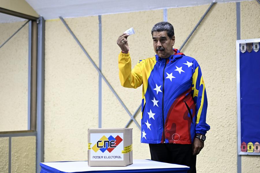 El presidente venezolano, Nicolás Maduro, muestra su voto previo a depositarlo en una urna durante las elecciones presidenciales, en Caracas, Venezuela, el 28 de julio de 2024. (Xinhua/Li Muzi) 