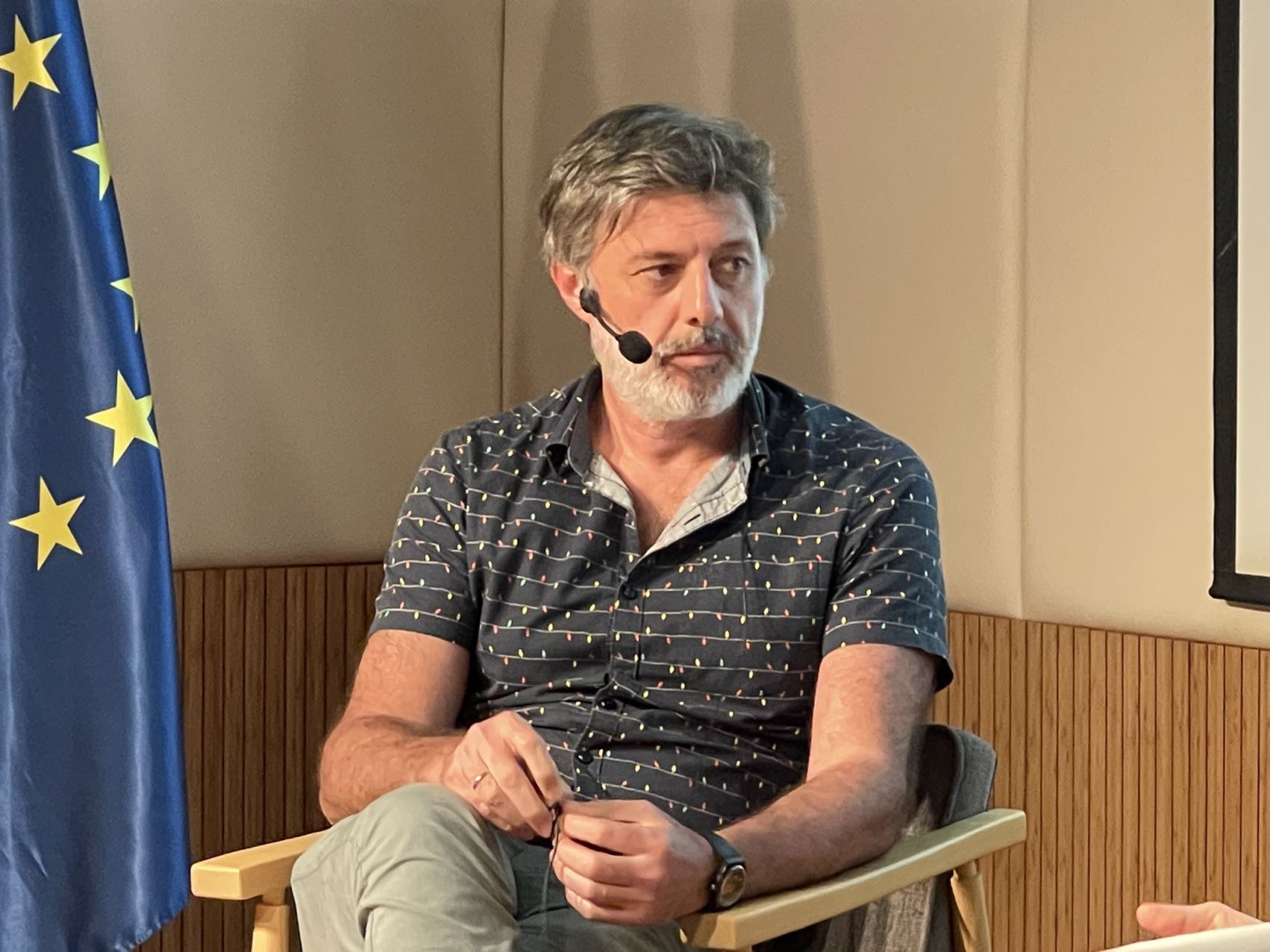 El escritor español Andrés Barba dialoga con sus lectores en el Instituto Cervantes de Beijing, 19 de agosto del 2024. (Foto: YAC)