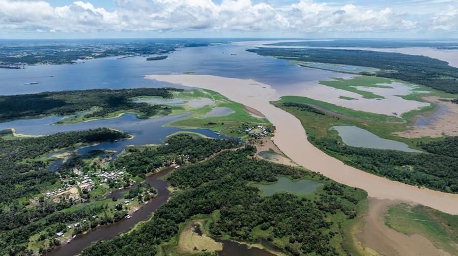 Vista aérea tomada con un dron el 14 de marzo de 2024 de la cuenca afluente del río Amazonas, cerca de Manaos, capital del estado brasileño de Amazonas. (Xinhua/Wang Tiancong)