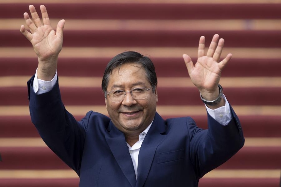 El presidente boliviano, Luis Arce, saluda a su llegada a la Casa Rosada en la capital de Argentina, Buenos Aires, el 7 de abril de 2022. (Xinhua/Martín Zabala)